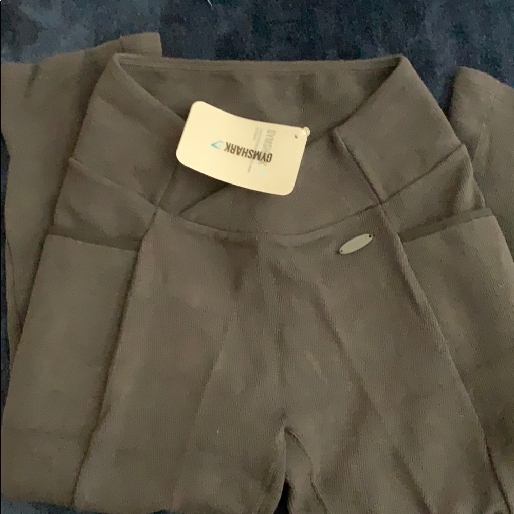 Gym shark poised leggings. Leggings have pockets